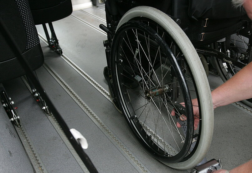 Handicapkørsel - kørestol fastgjort i bus