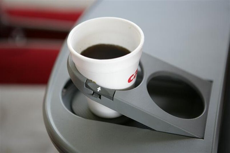 Kaffeholder i turistbus med frisk kaffe